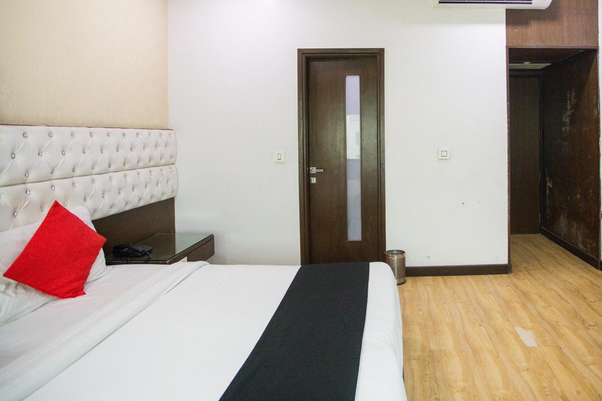 Hotel O Parktel Indirapuram ภายนอก รูปภาพ