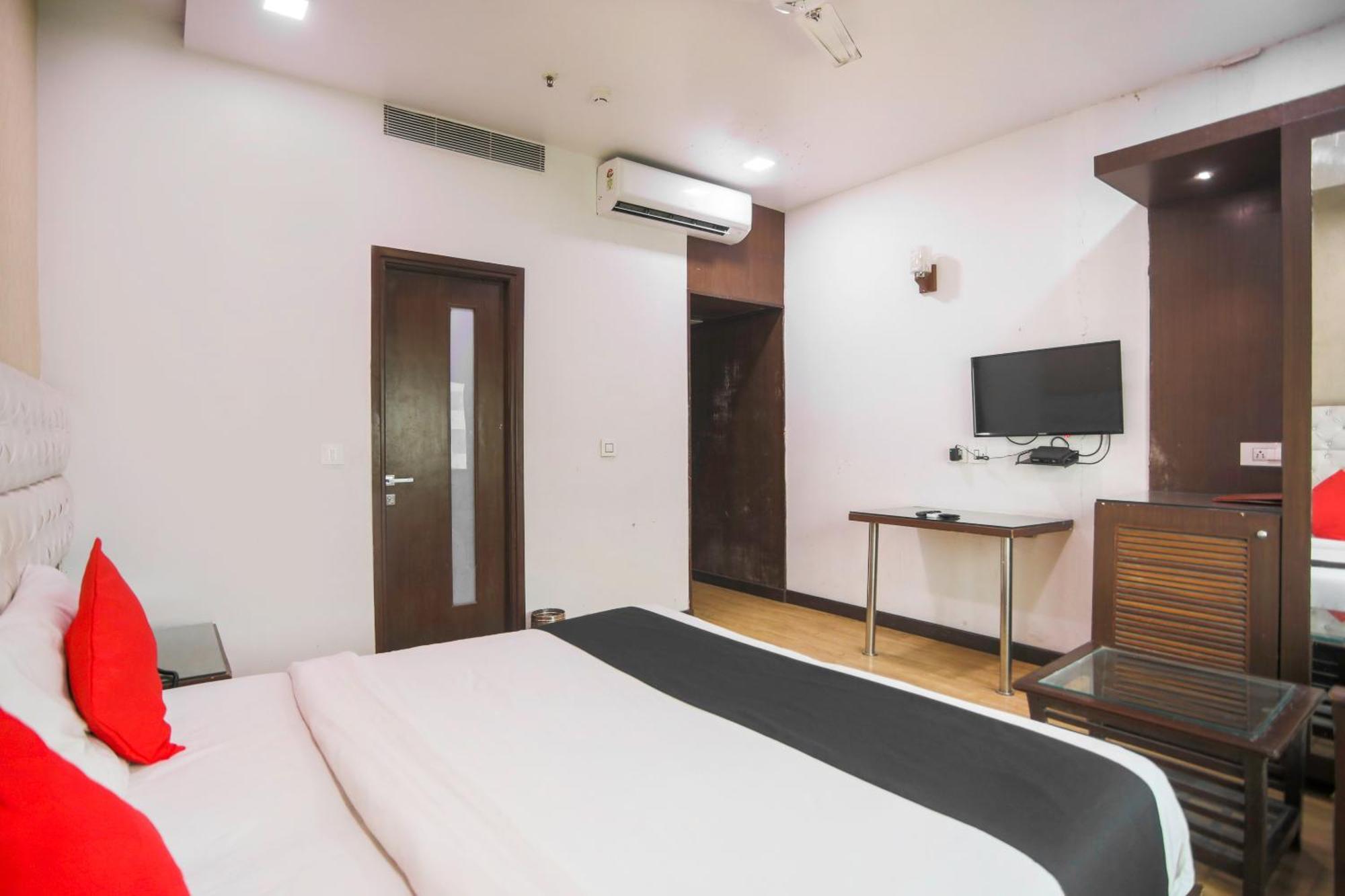 Hotel O Parktel Indirapuram ภายนอก รูปภาพ