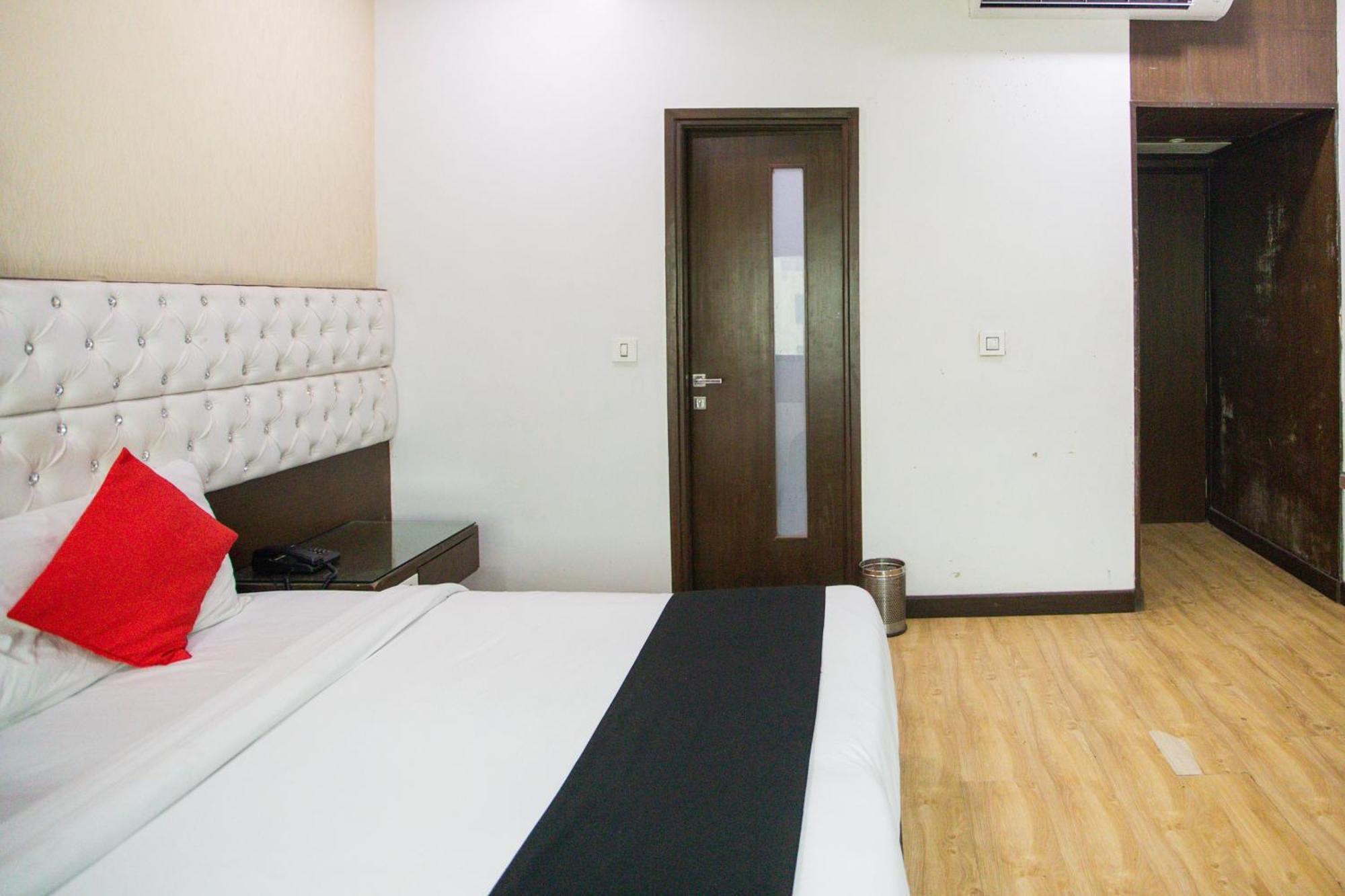 Hotel O Parktel Indirapuram ภายนอก รูปภาพ