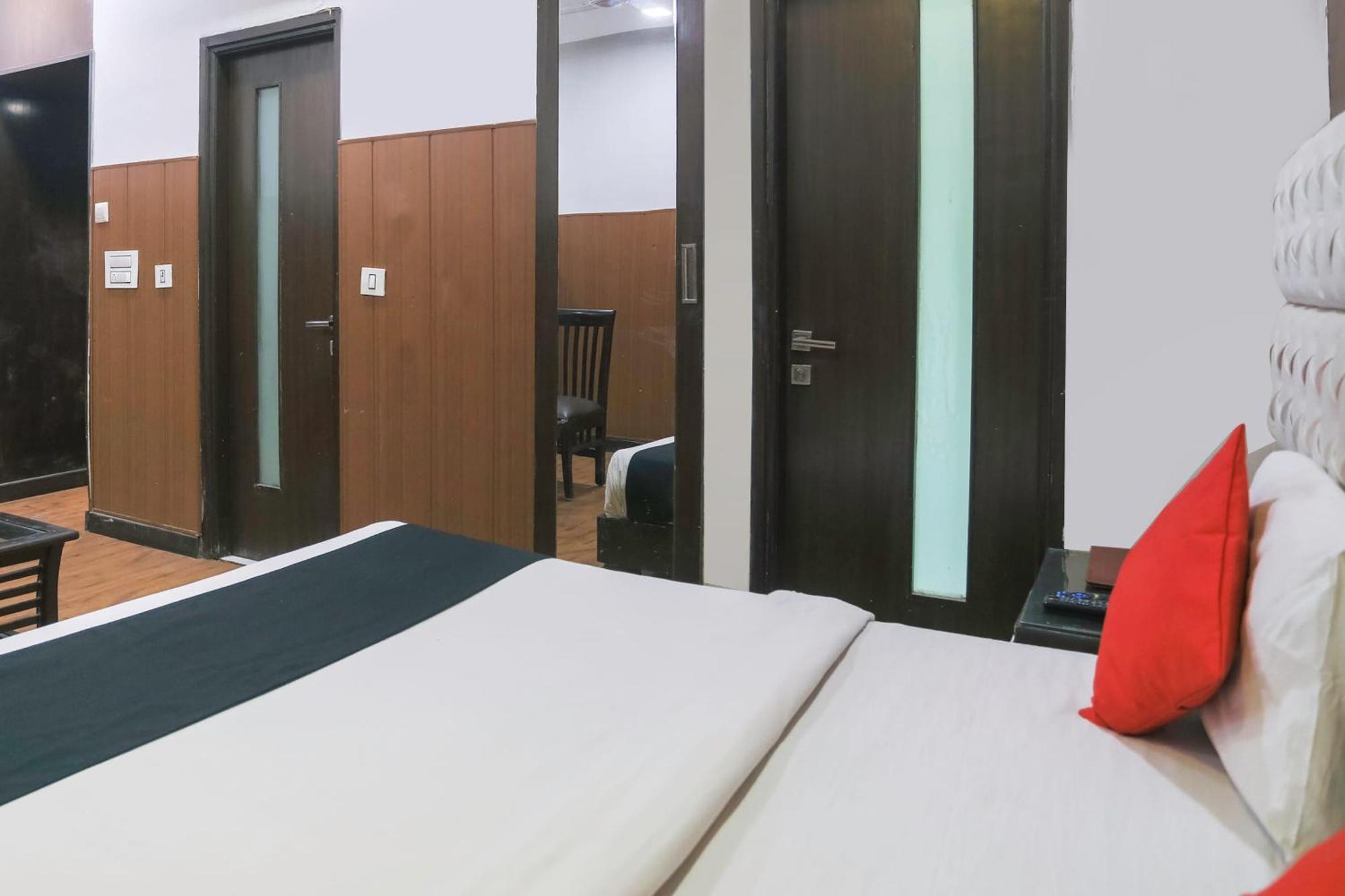 Hotel O Parktel Indirapuram ภายนอก รูปภาพ