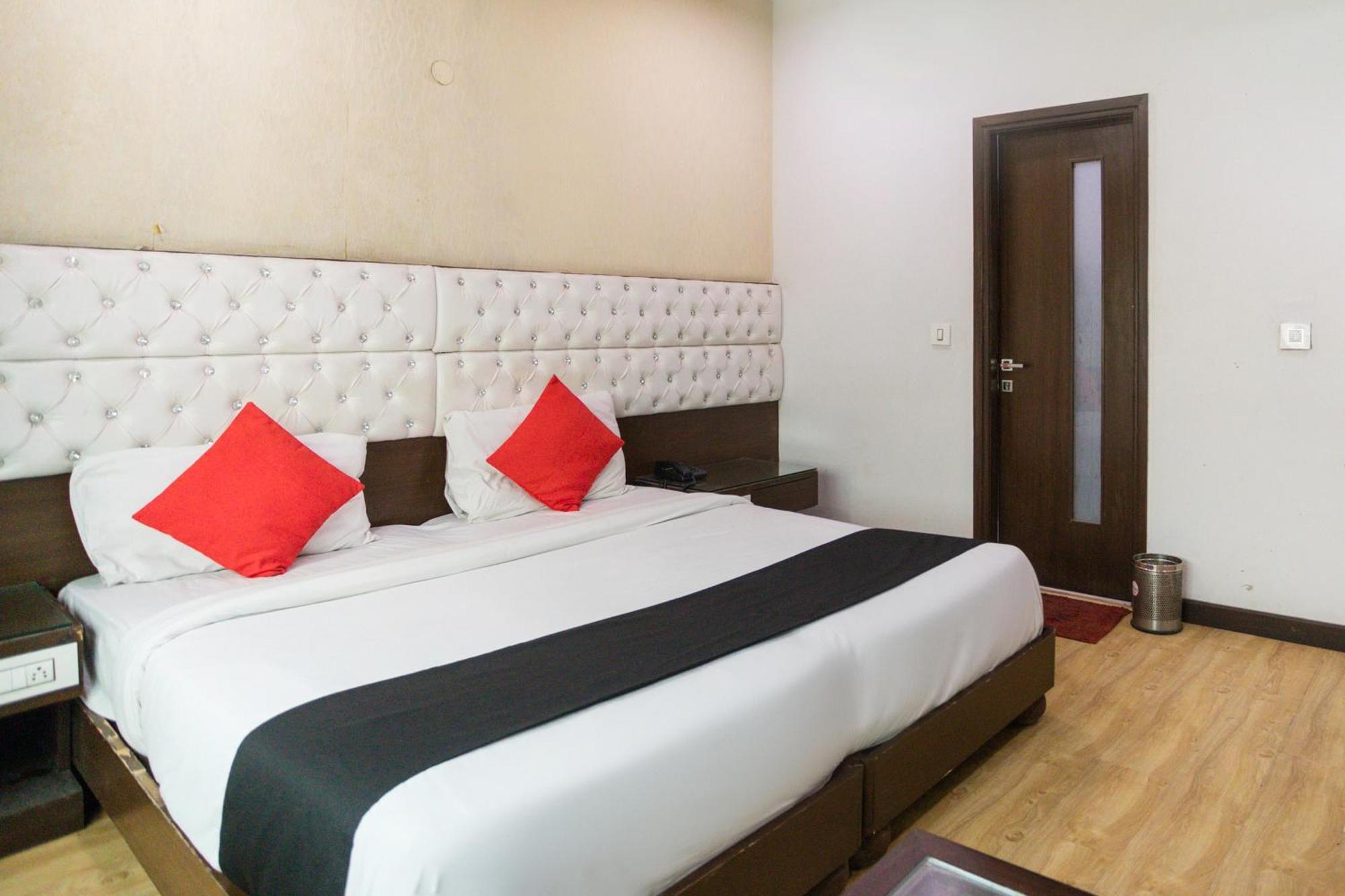 Hotel O Parktel Indirapuram ภายนอก รูปภาพ